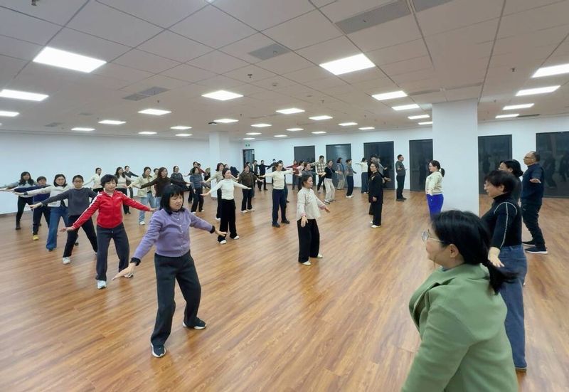 校工会“柔韵养身心健康伴锦程”八段锦健身...