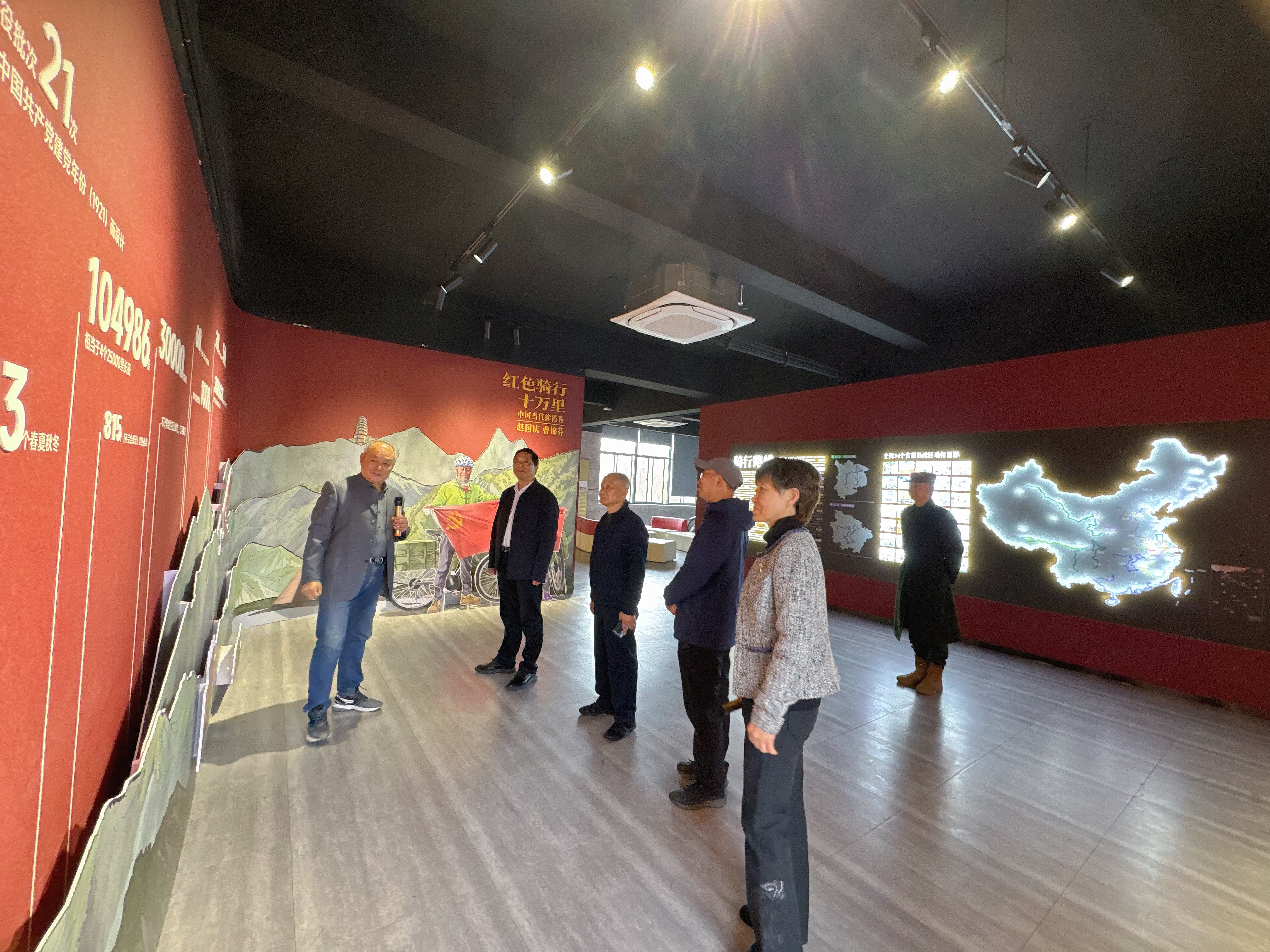 鸠江区关工委调研我校红色“骑”迹体验馆