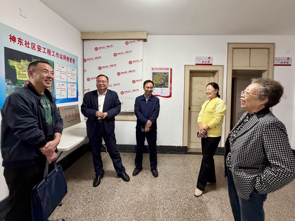 我校四位退休教师志愿者受到侨联领导充分肯...