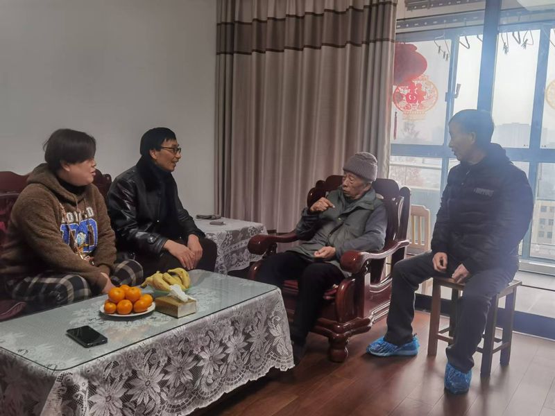 离退休党支部走访慰问老党员