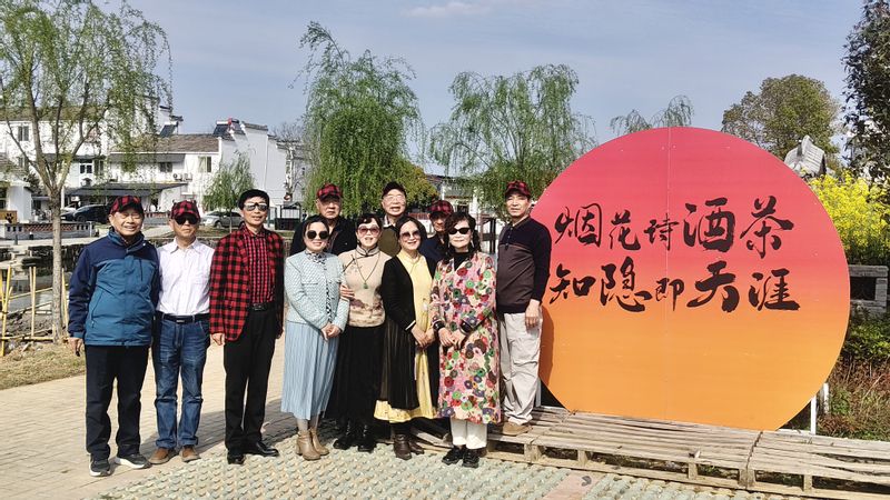 唱响时代金曲 点亮市集活动，金秋小乐队助...